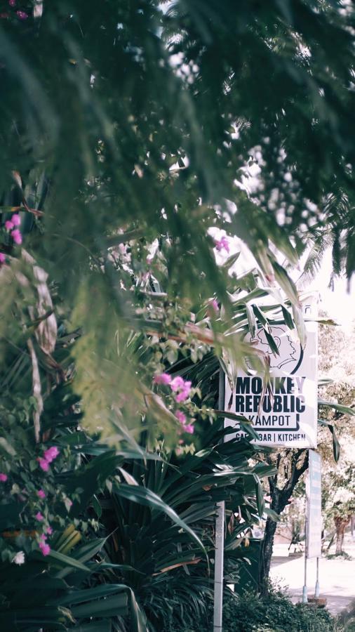 Monkey Republic Kampot Hotel Bagian luar foto